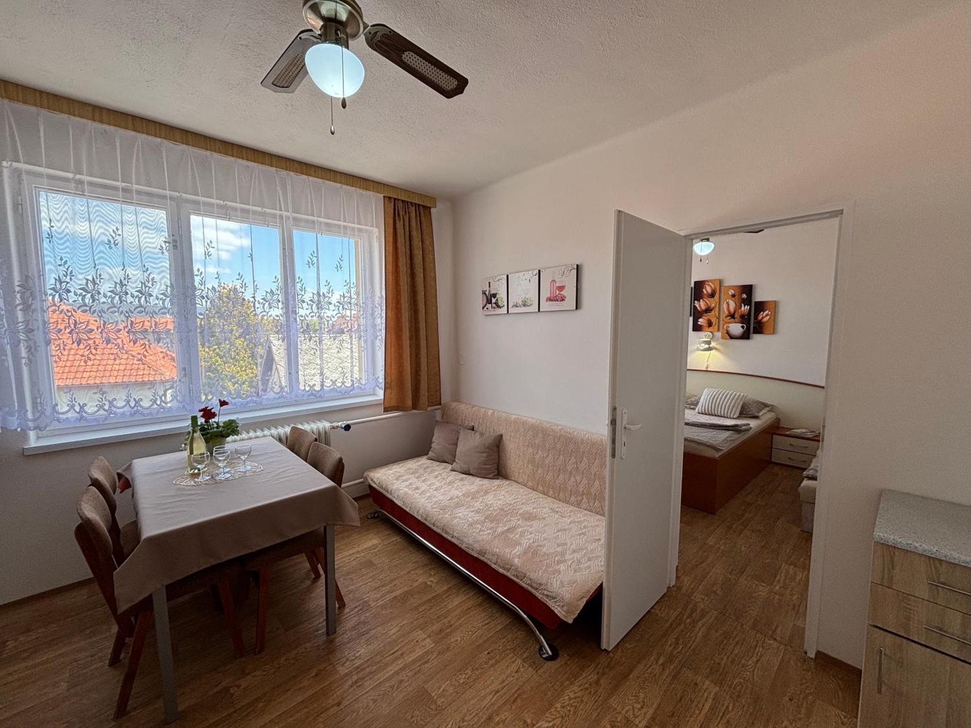 Apartmanovy Dom Grand Sturovo Luaran gambar