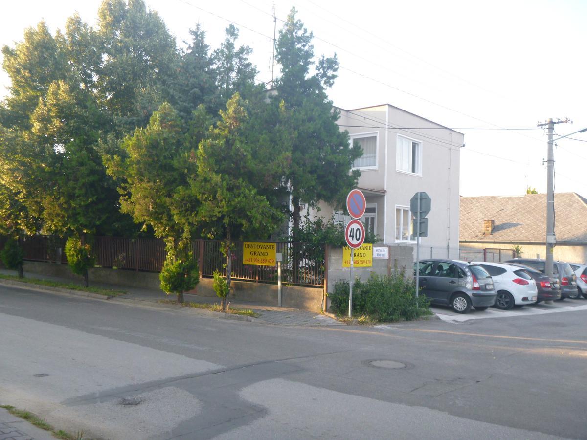 Apartmanovy Dom Grand Sturovo Luaran gambar